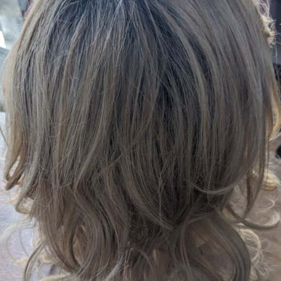 Hairdo's Layered Appeal Wig in Rooted Golden Wheat (warm blonde) in Average Size - Picture 5 of 9